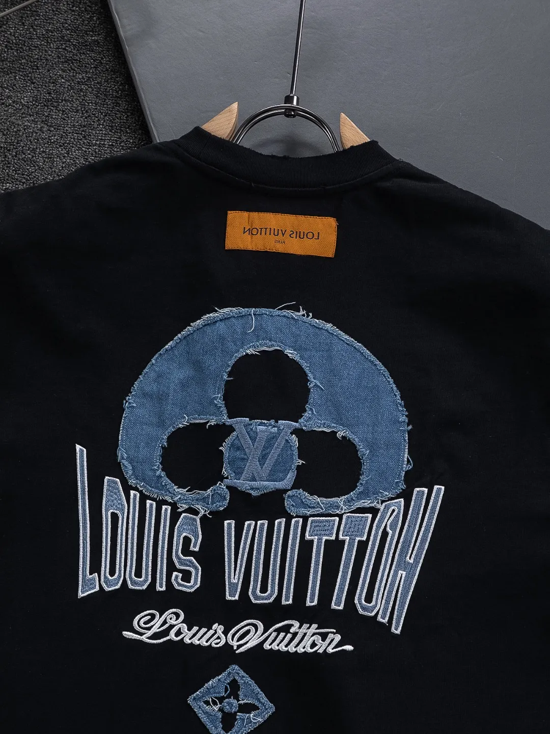 🅿️200 Louis Vuitton 1V LV lv slightly wide version S-XL LV 26ss new products are available at counters simultaneously. Multiple craftsmanship. Water-worn front and rear denim patches with letters 🪡 embroidery. Round neck short-sleeved T-shirt, same style for men and women! Consigned to one-to-one creation. Synchronized with the official website, pure cotton fabrics at the counter! It is close to the skin and comfortable, durable and easy to wear. It has a classic and simple logo design and meticulous original craftsmanship. Short-sleeves, a must-have item for men, do not appear to be the same for the general public, but must be unique and eye-catching. This LV short-sleeve is all about quality, comfort, the same shape and fashion as always, including fabrics and cutting techniques. All of them have been made with great effort! 320 grams of washed pure cotton fabric, pure cotton is breathable, very refreshing and comfortable for daily wear. The rib knitting on the neckline is smooth and tight, and the neckline will not be skewed if you toss it at will. The loose version, you will find that it looks really good on the upper body. The overall is minimalist and neat, super versatile for daily use! Pair it casually with a pair of pants for a youthful look. A T-shirt will make your outfit crazy. It is a fashionable item that can never go wrong! Color: Black White Size: S-XL Size chart: S: Shoulder width 50-Bust 56-Length 70 M: Shoulder width 52-Bust 57-Length 72 L: Shoulder width 54-Bust 59-Length 74 XL: Shoulder width 56-Bust 62-Length 76